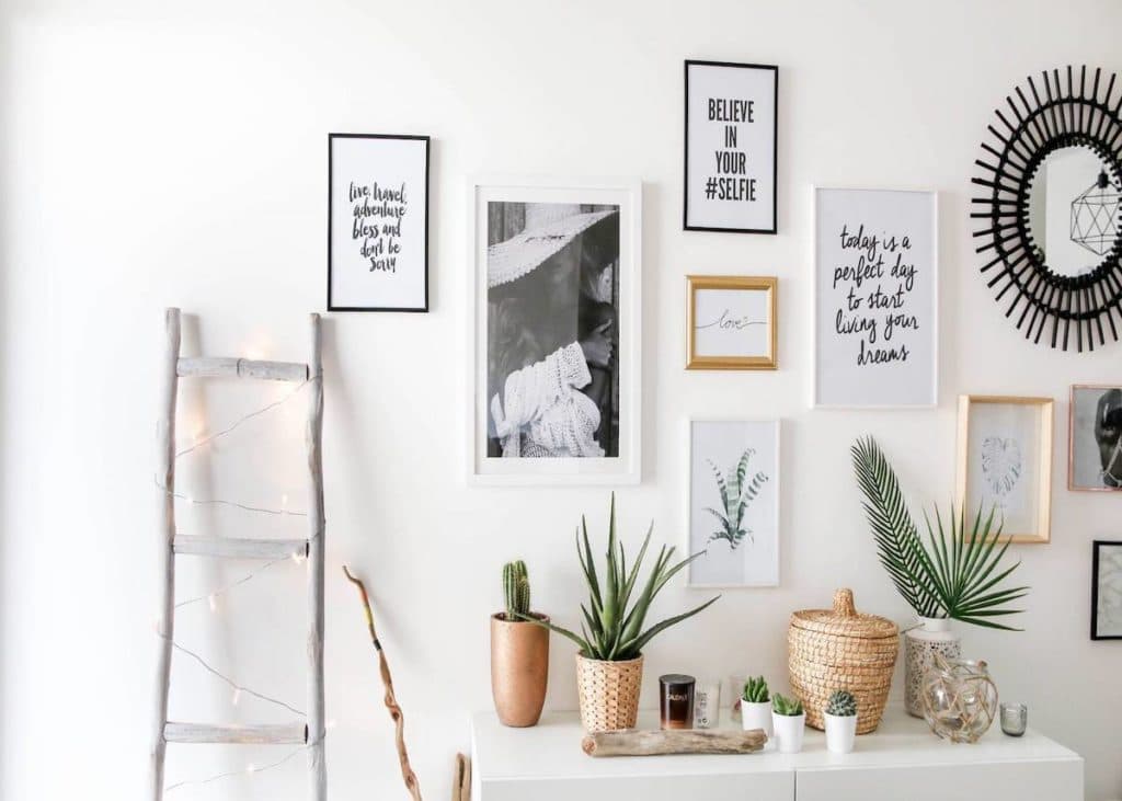 mur de cadre échelle bois blanc guirlande lumineuse style scandi - blog déco - clem around the corner