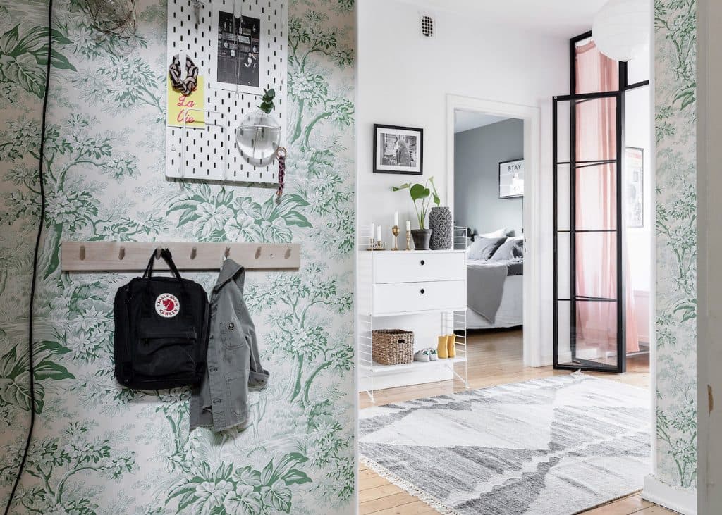 papier peint Toile de Jouy vert fleur vintage style printanier hall clair lumineux pastel - blog déco - clem around the corner