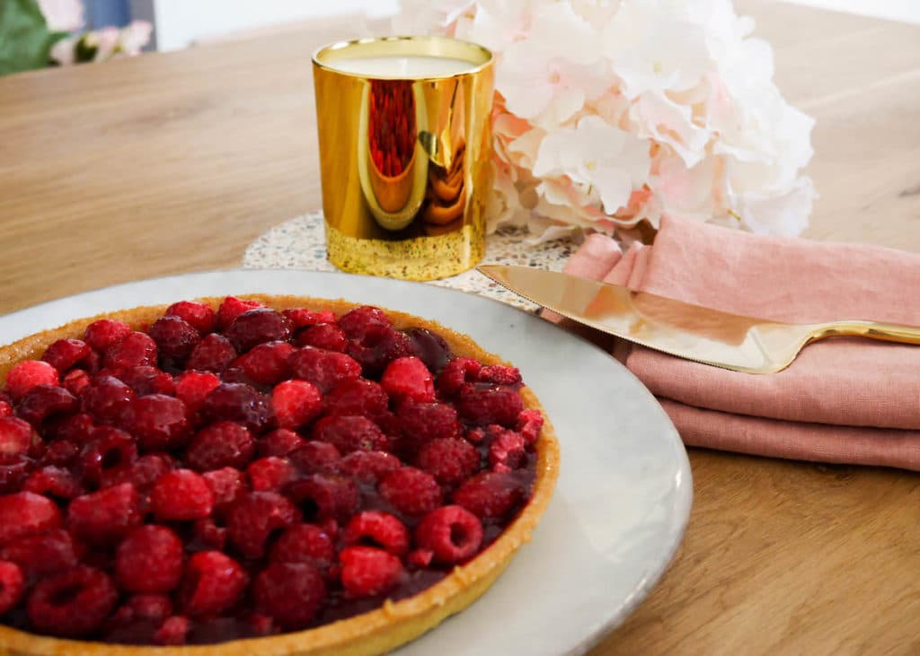 blog déco goûter luxueux bougie parfumée plat à tarte blanc table bois déco chic printanière