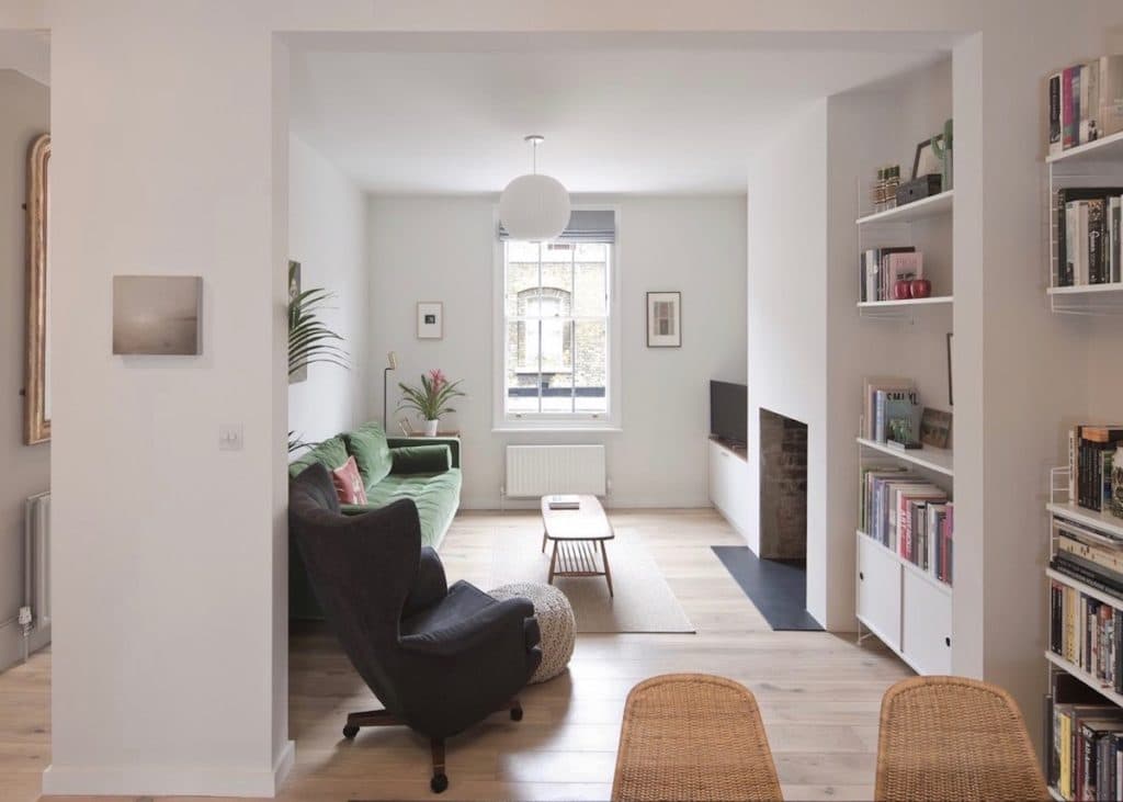 Rénovation maison londres anglaise salon tendance canapé velours vert - blog design - clematc