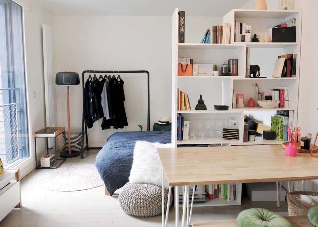 studio bien agencé séparation espace lit bibliothèque paris Montmartre