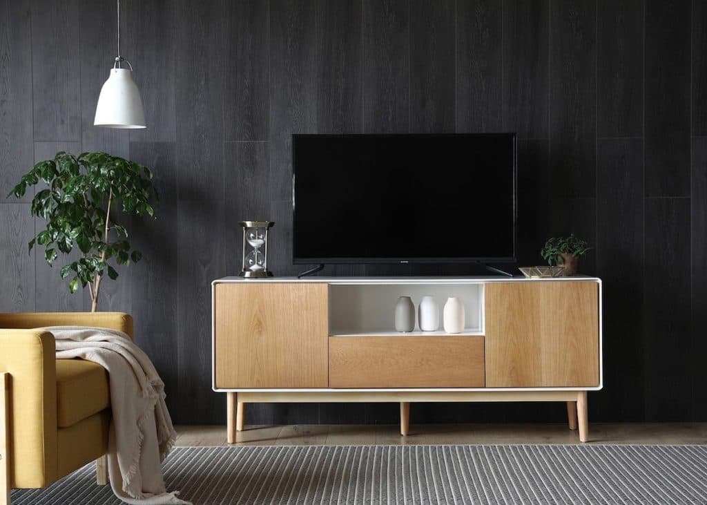 bien aménager son coin tv meuble buffet scandinave mur noir salon fauteuil jaune moutarde