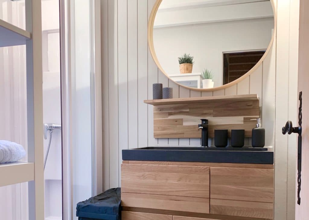 rénovation salle de bain du chalet meuble chêne vasque pierre design moderne cosy - blog déco - clem around the corner