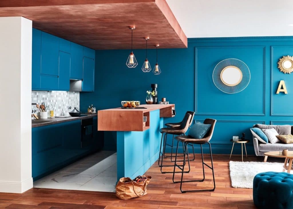cuisine ouverte bleu pétrole bois laiton clemaroundthecorner