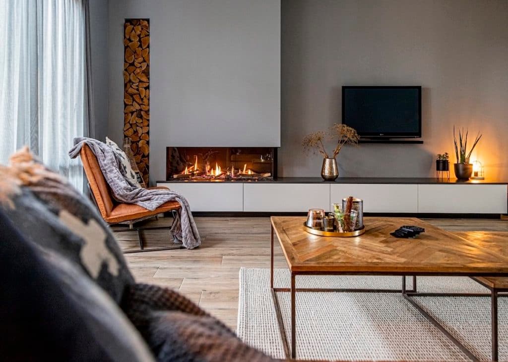 salon cheminée feu bûche ambiance chaleureuse - blog déco - clematc