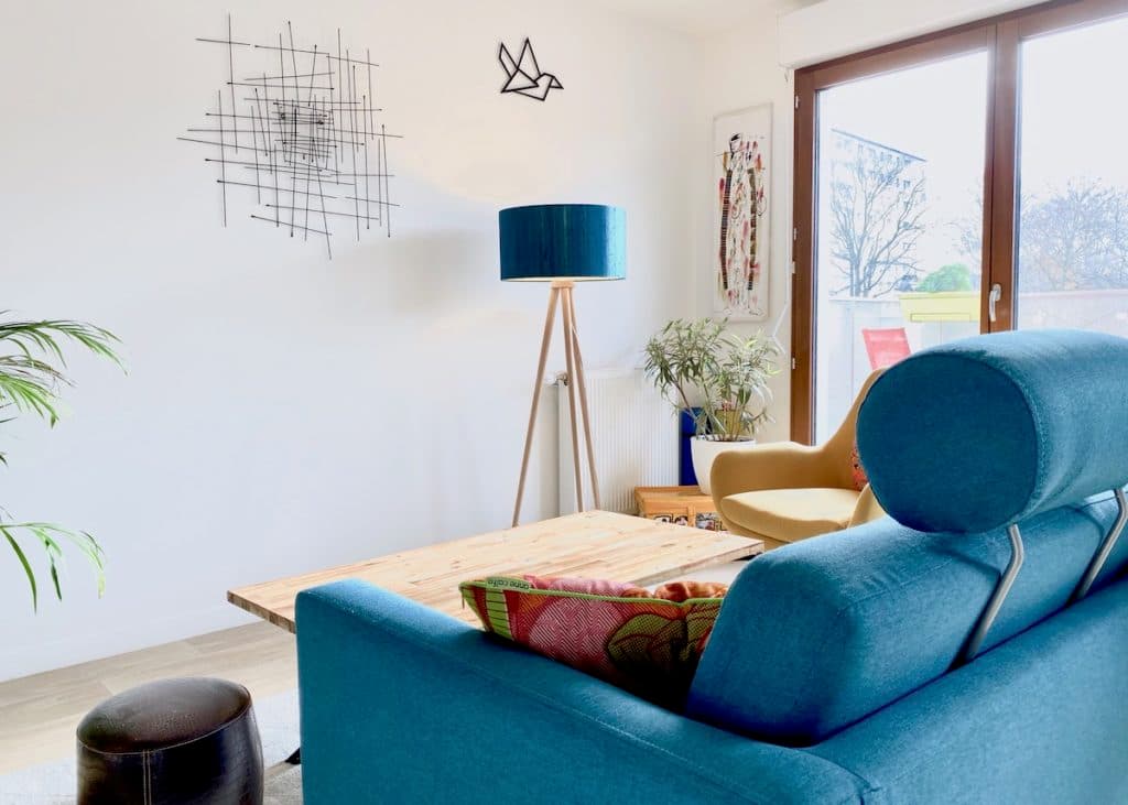 villa Condroyer salon canapé bleu canard fauteuil jaune moutarde - blog déco - clem around the corner