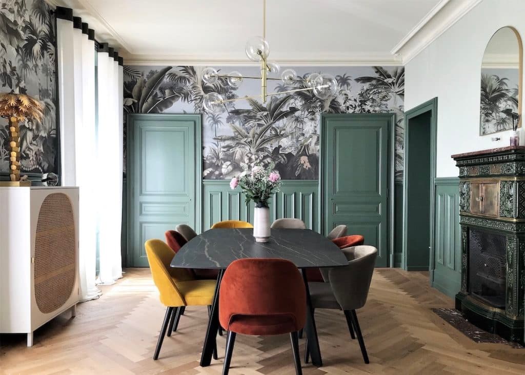 salle à manger rénovation maison style haussmannien chaise velours papier peint - blog déco - clematc