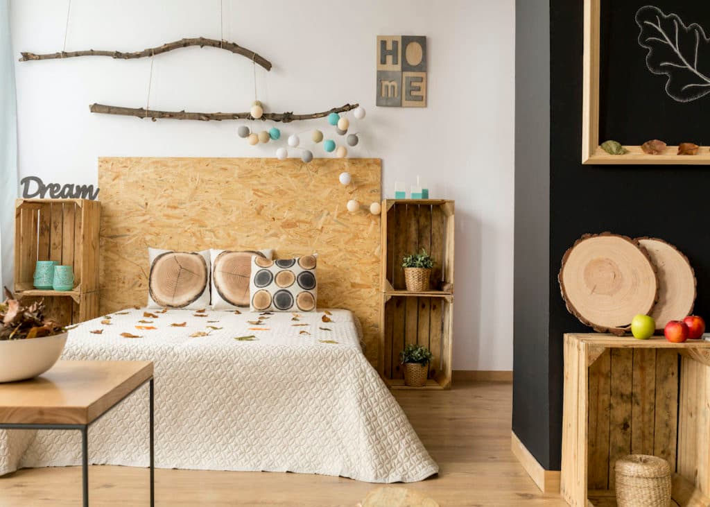 panneau liège déco chambre inspiration chambre naturelle cagette rangement en bois