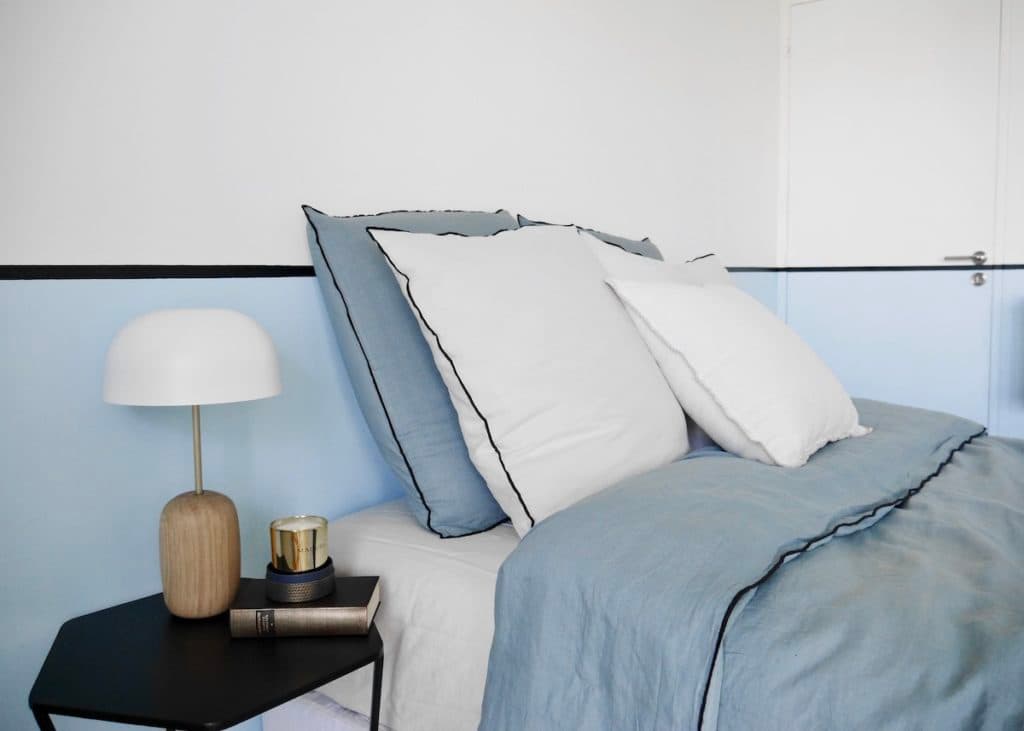 mur bicolore peinture bleu blanc chambre - blog décoration - clem around the corner