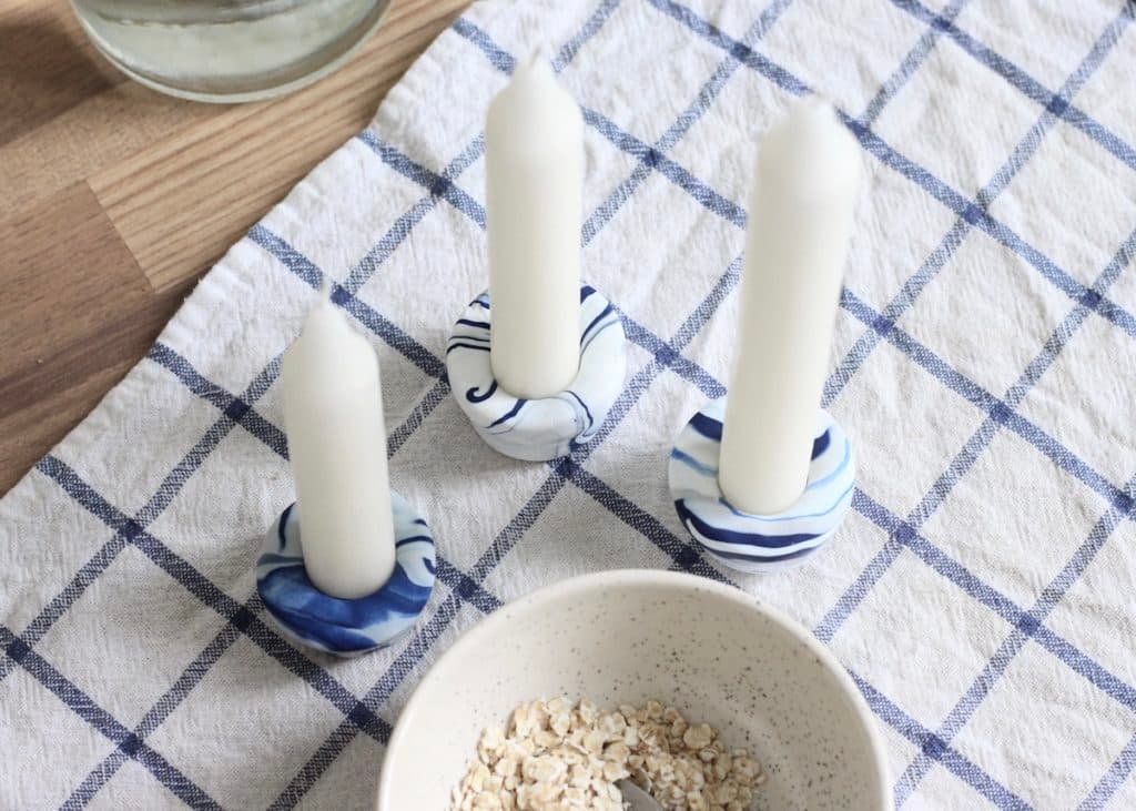 fabriquer bougeoir pate Fimo bleu blanc - blog déco - clem around the corner