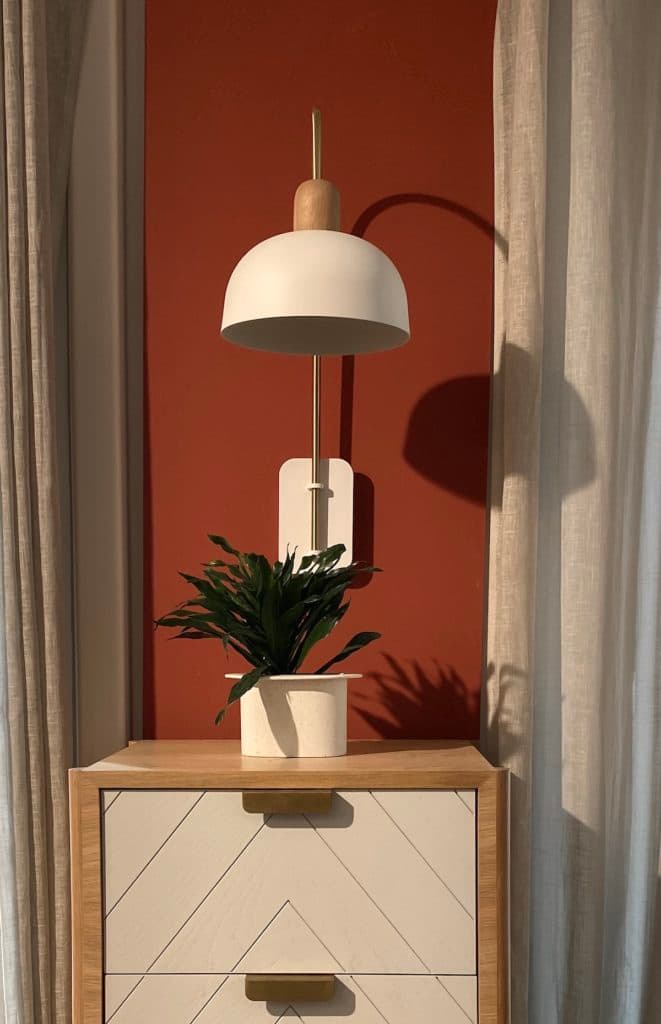 peinture murale terracotta rouge brique applique blanche laiton