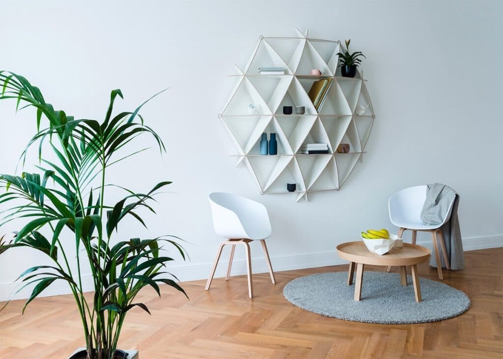 bibliothèque originale fixé au mur sphère bombée déco salon lumineux épuré