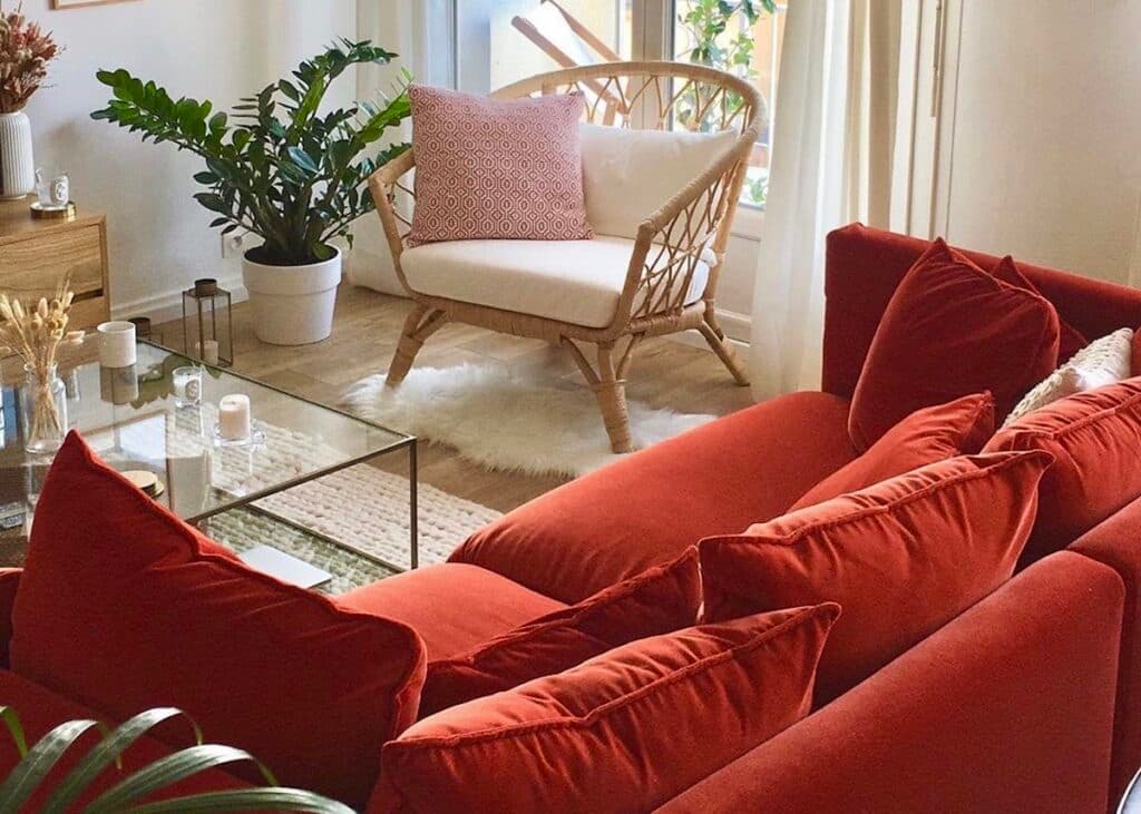 homebyauriane salon fauteuil osier canapé terracotta velours rouge - blog déco