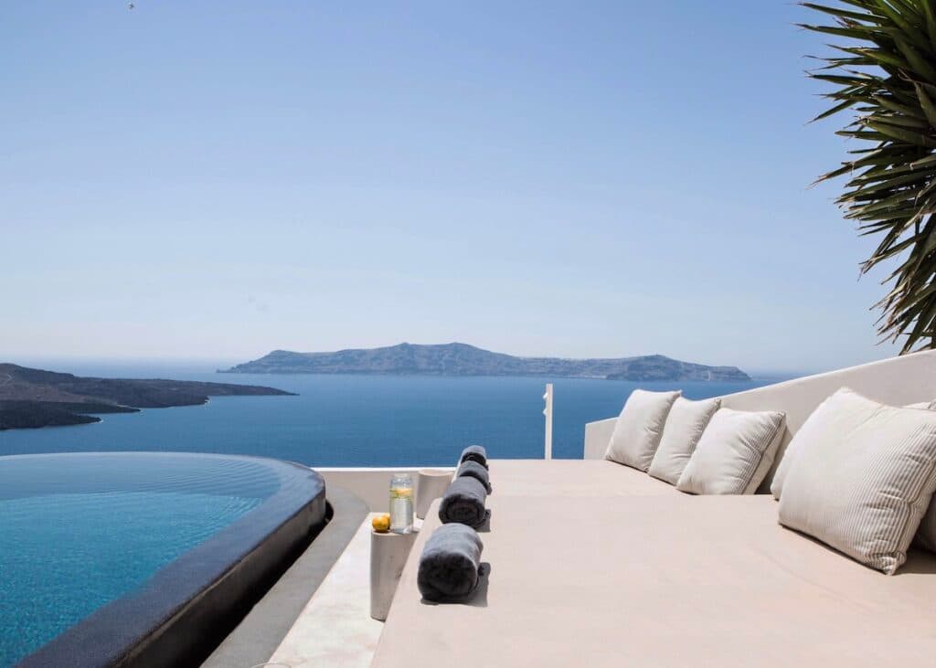 hotel Santorin luxe design piscine débordement mer Égée Porto Fira suites