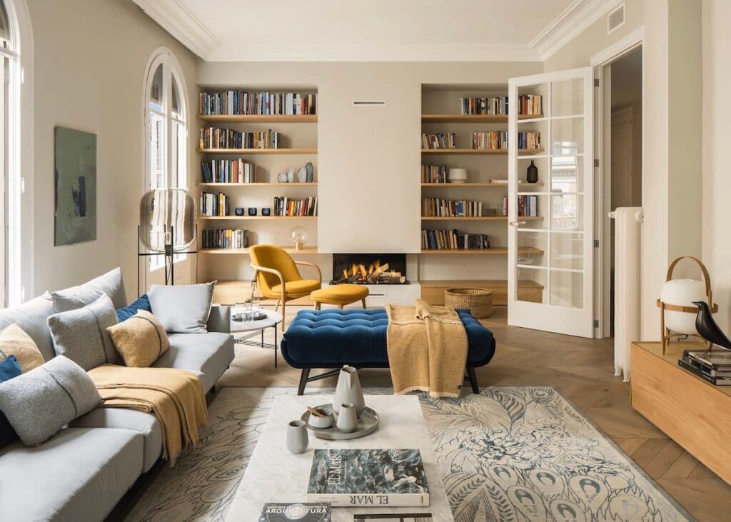 maison à Barcelone architecte salon cheminée - blog déco - clem around the corner