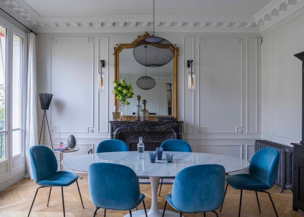 agence Véronique Cotrel salle à manger table ovale Tulip marbre pied centrale chaise velours bleu pied noir