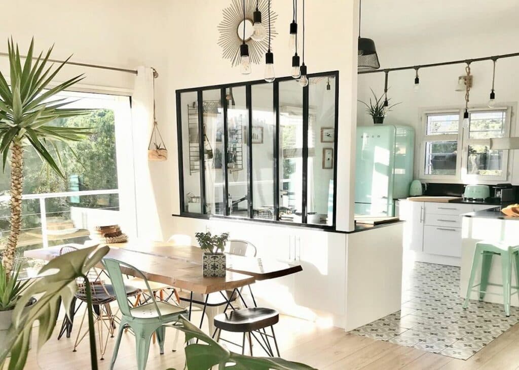 déco tropicale cuisine ouverte lumineuse frigo turquoise