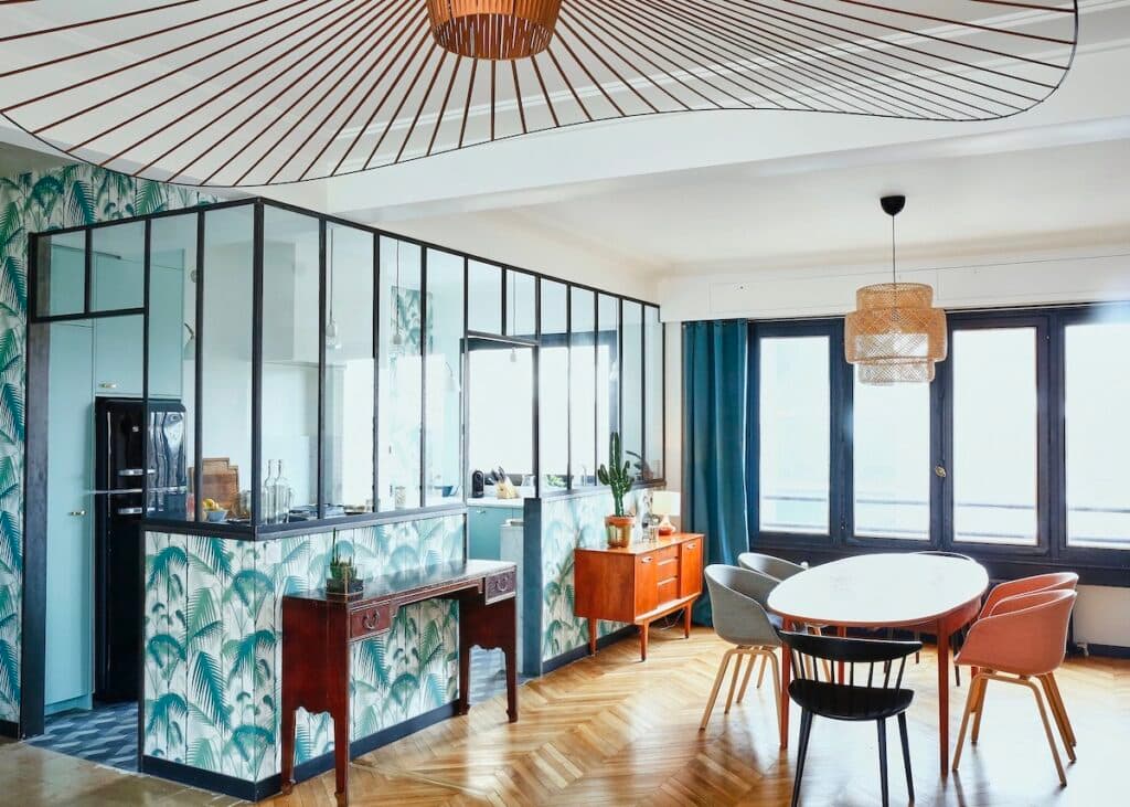 salon verrière style déco années 30 papier peint jungle palmier