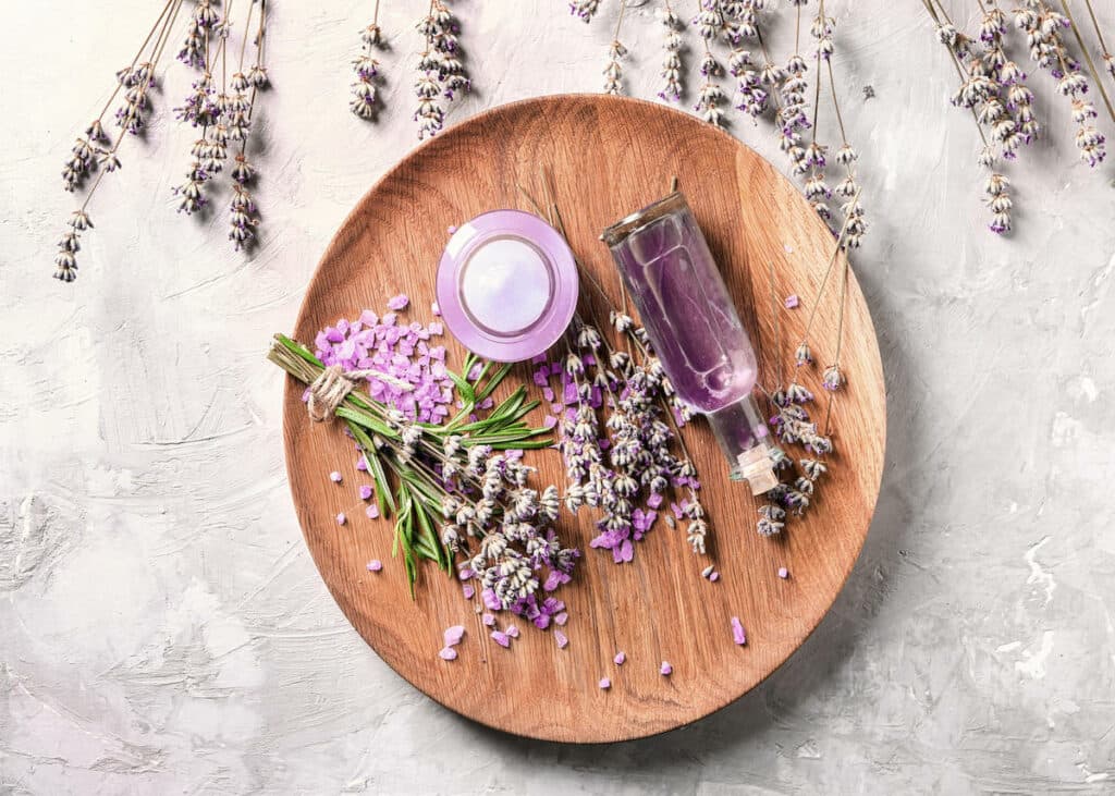 DIY recette fleurs lavande flacon eau florale assiette ronde bois clematc