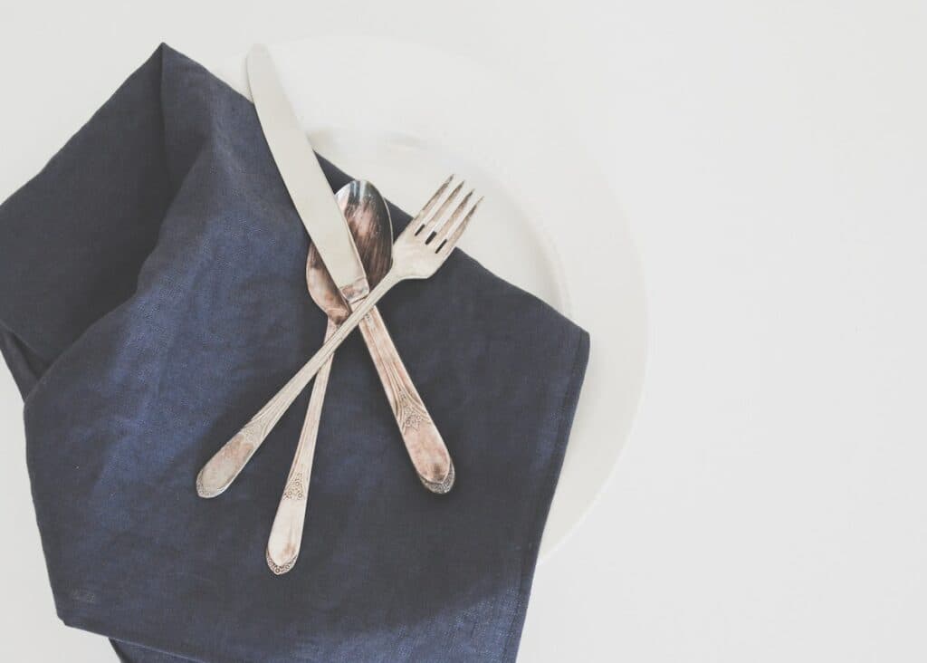 couvert design plateau déco bronze entretien - blog maison - clem around the corner