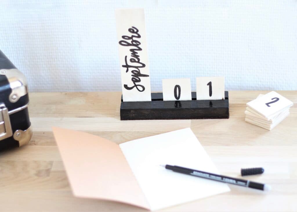 fabriquer soi-même tutoriel calendrier perpétuel bois diy - blog déco - clemaroundthecorner