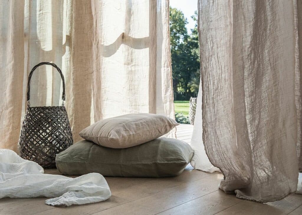 coussin rideau fluide chanvre vert foncé beige lampe métallique noir