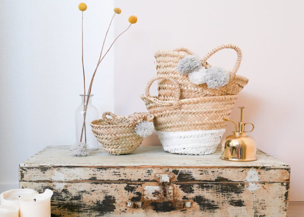 panier osier pompon blanc gris caisse bois