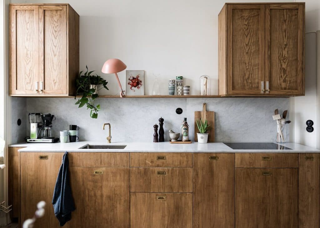 cuisine marbre blanc meuble bois plante verte