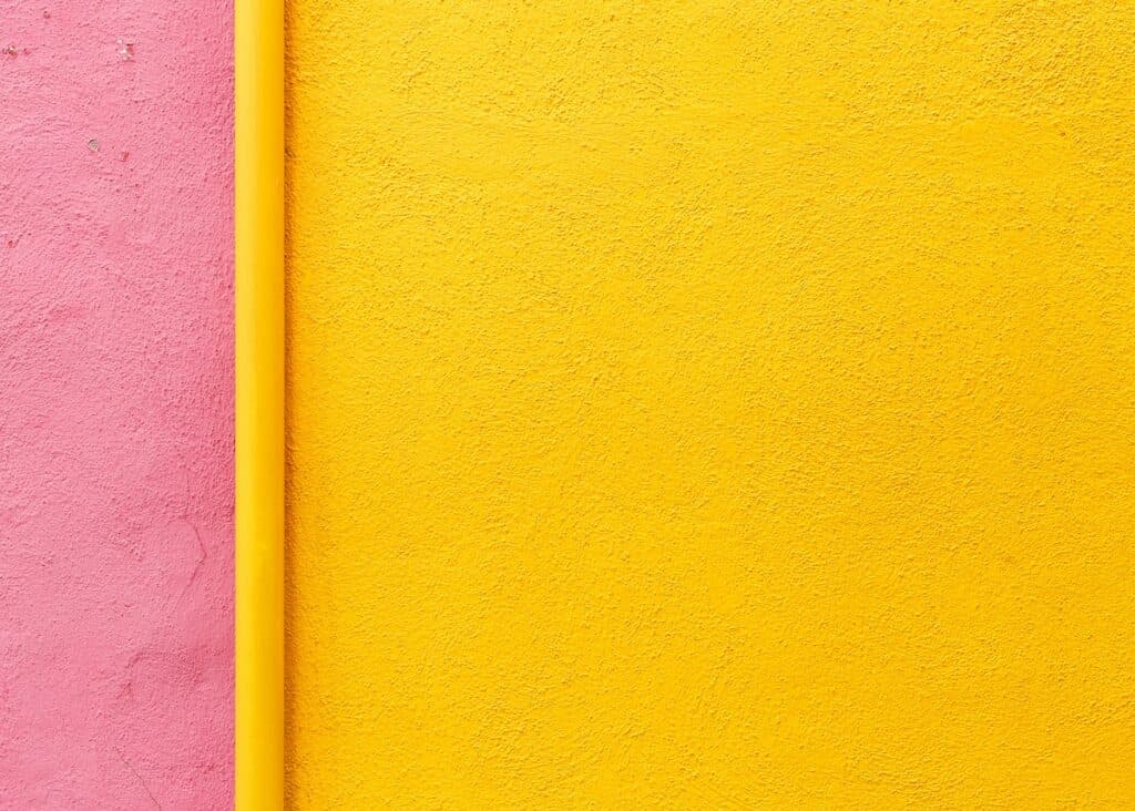 mur de couleur jaune rose peinture flashy chambre