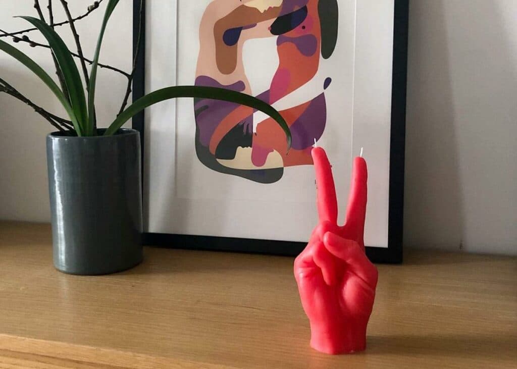 deco main bougie rouge commode bois tableau abstrait