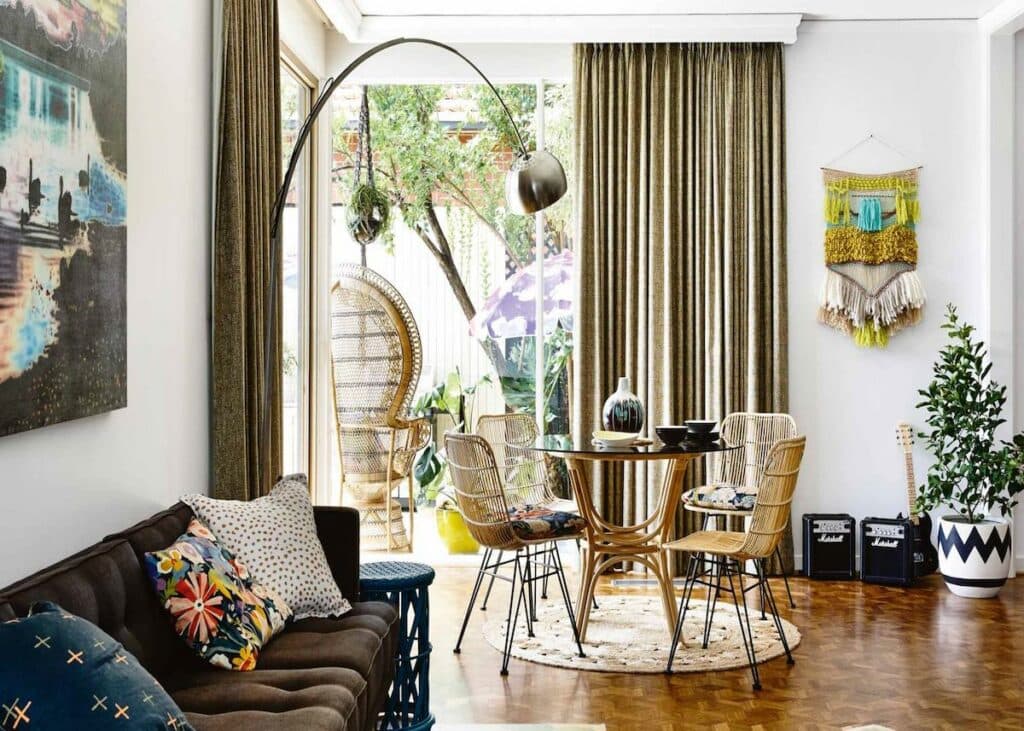 salle à manger rideau gris vert table ronde plante verte