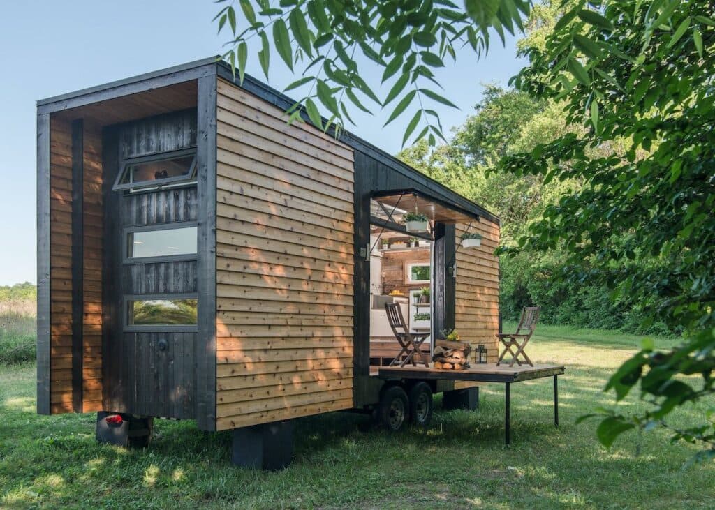 tiny house petite maison roulotte terrasse bois