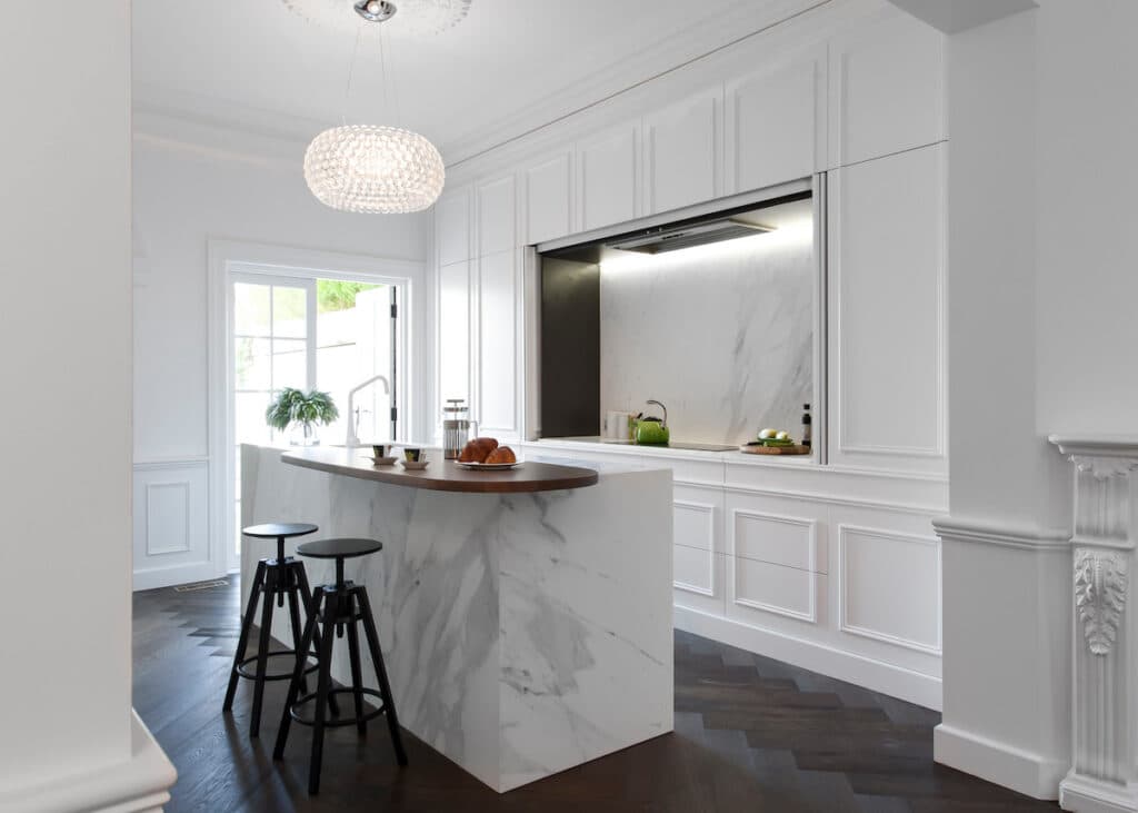 cuisine invisible mur moulure blanc ilot marbre deco lumineuse élégante