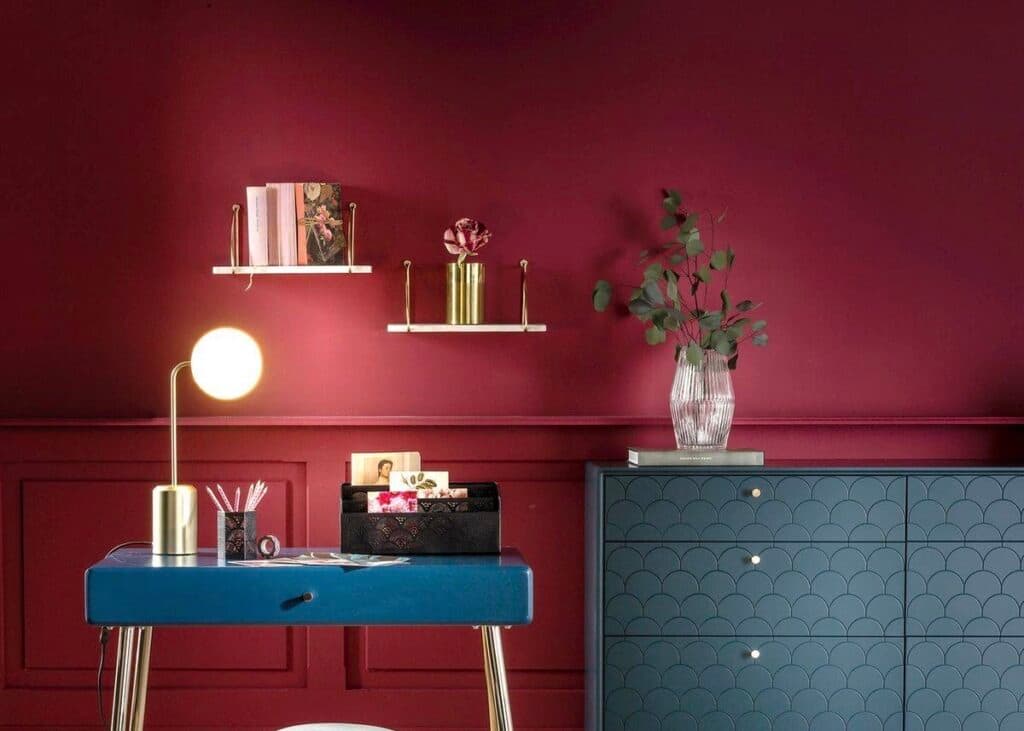 décoration murale laiton étagère peinture rouge bordeaux