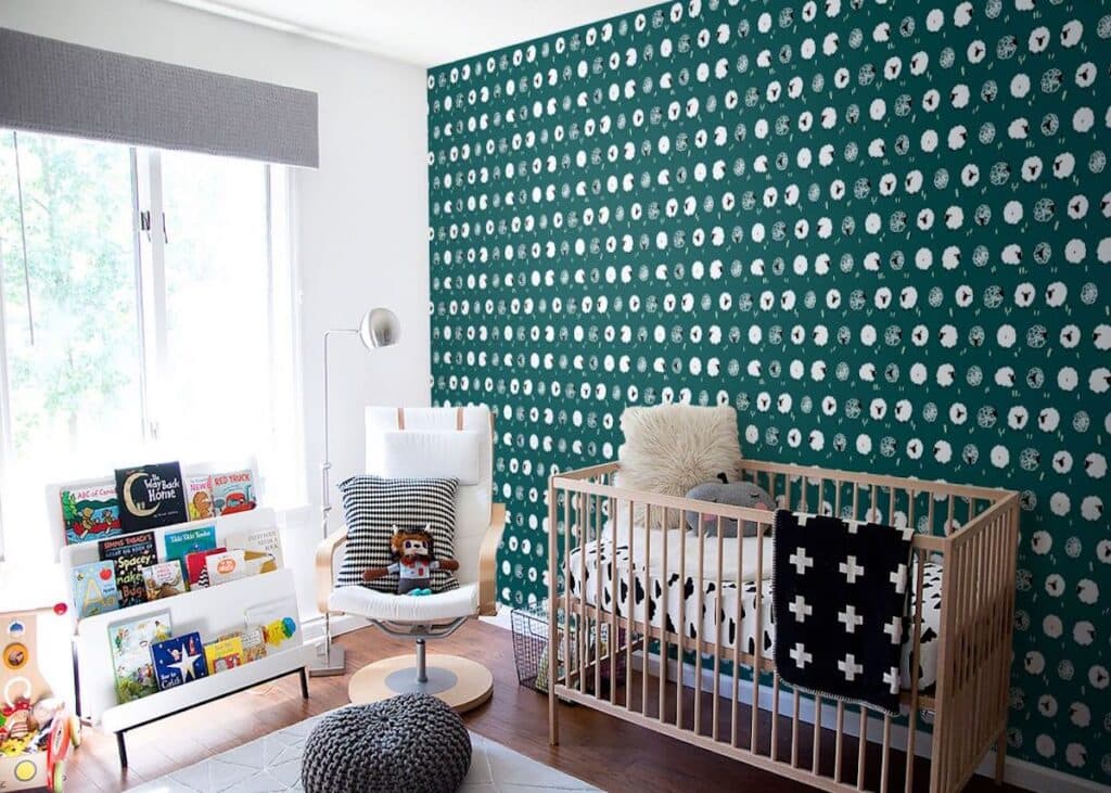 inspi deco chambre enfant parquet bois papier peint bleu canard