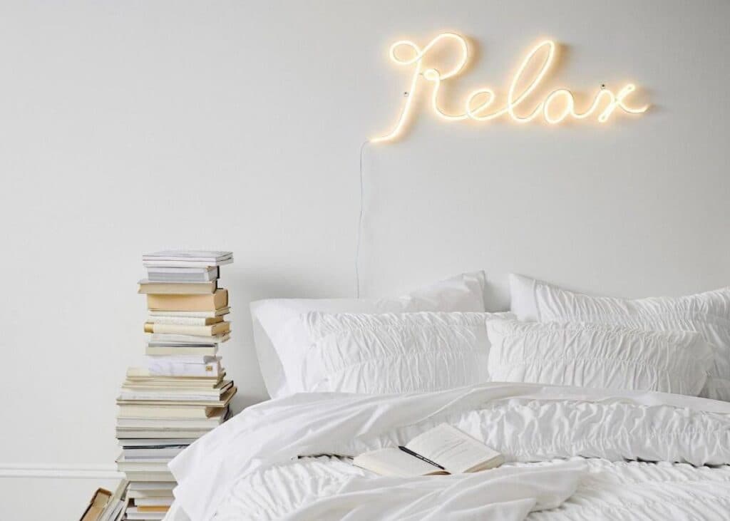 chambre épurée total look blanc neon jaune lit double