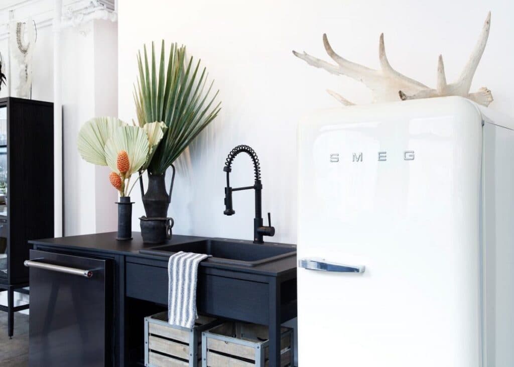 frigo smeg blanc cuisine noir moderne design