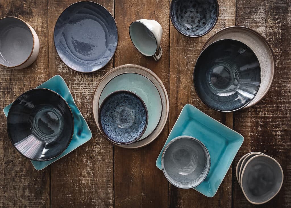 Decoration moderne tendance vaisselle céramique bleu turquoise