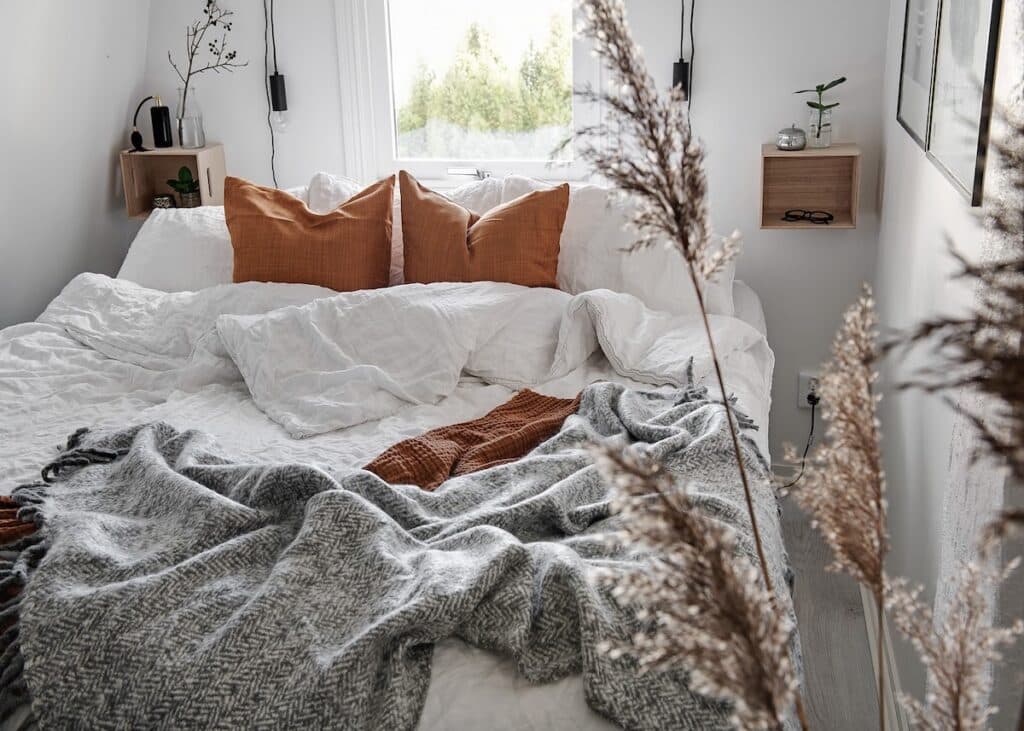 amenager petite chambre lit double gris blanc mur de cadre