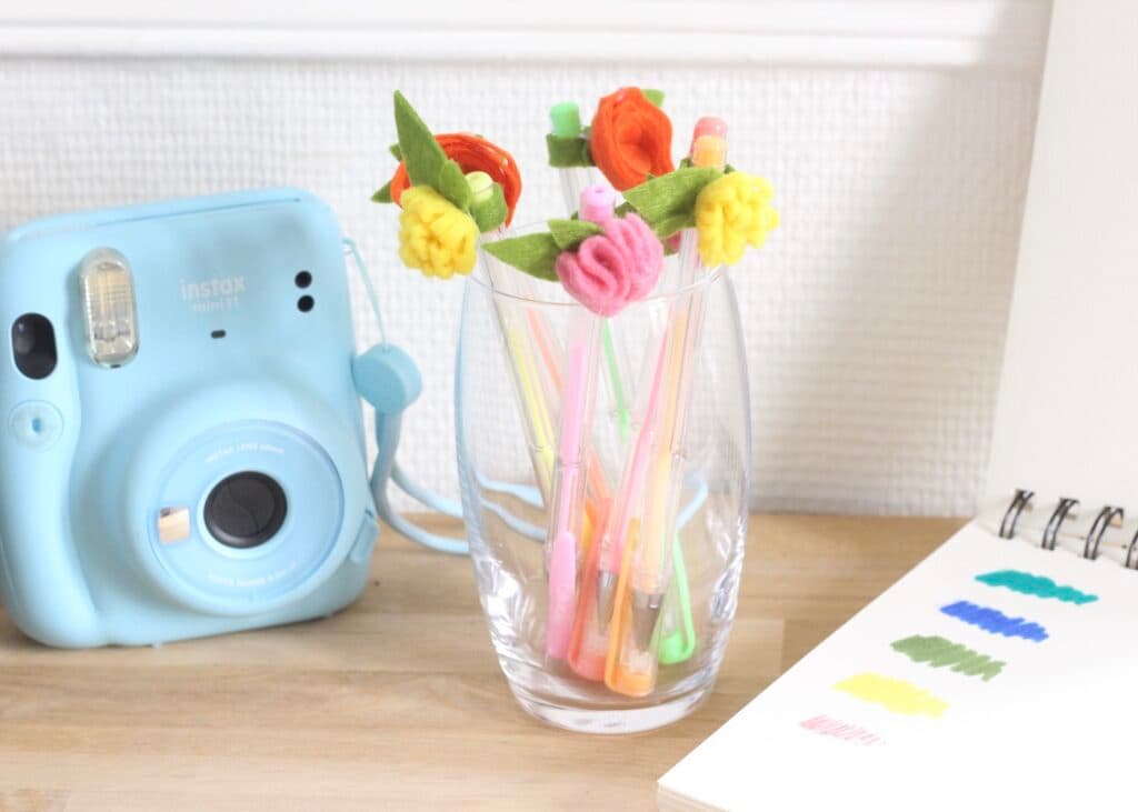 fleurs en feutrine tuto personnaliser ses stylos crayon
