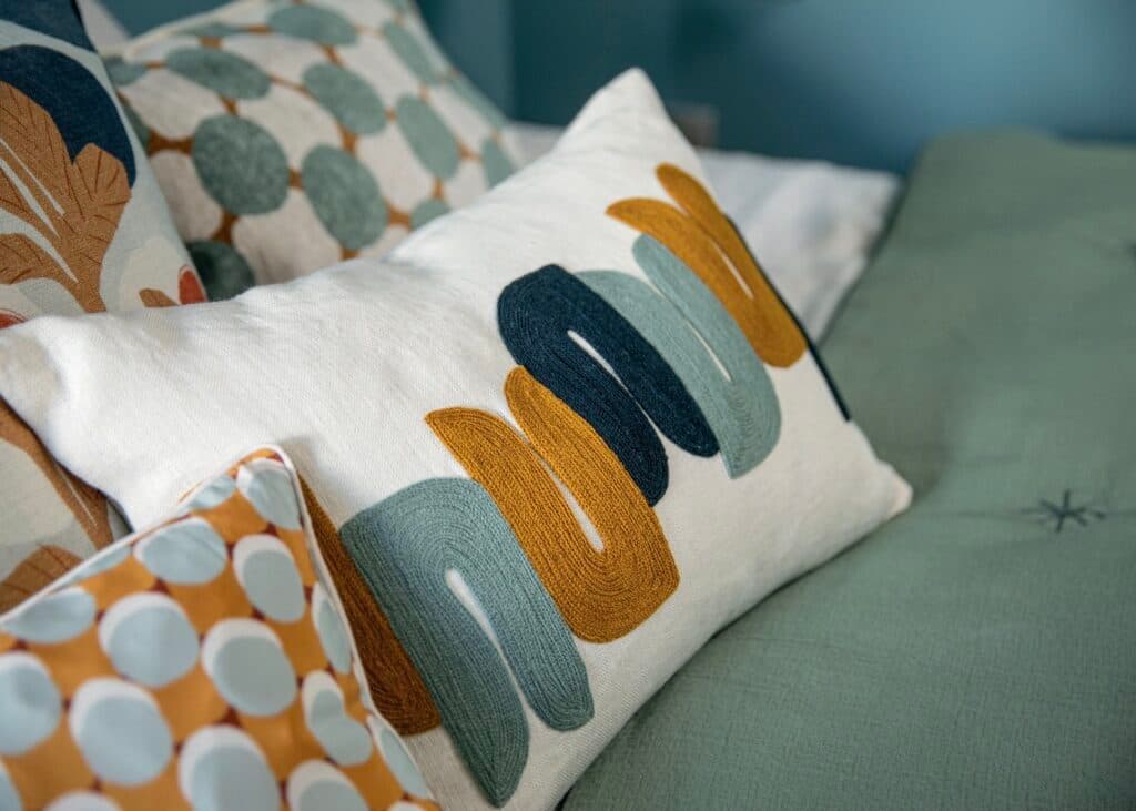 L'Accessoire par Elitis coussin brodé - blog déco clem atc