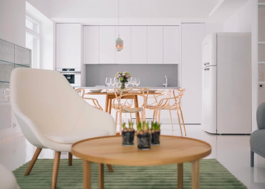 appartement tout blanc salon ouvert