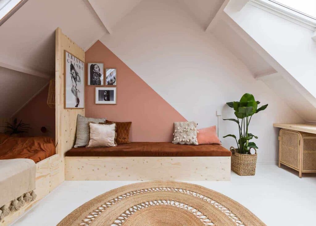 lit banquette chambre sous combles mur rose poudree tapis osier