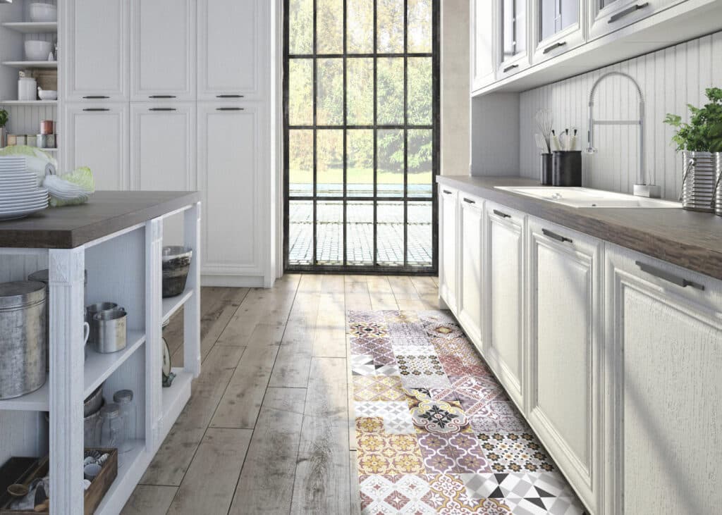 cuisine champetre parquet bois gris mobilier blanc fenetre vitree