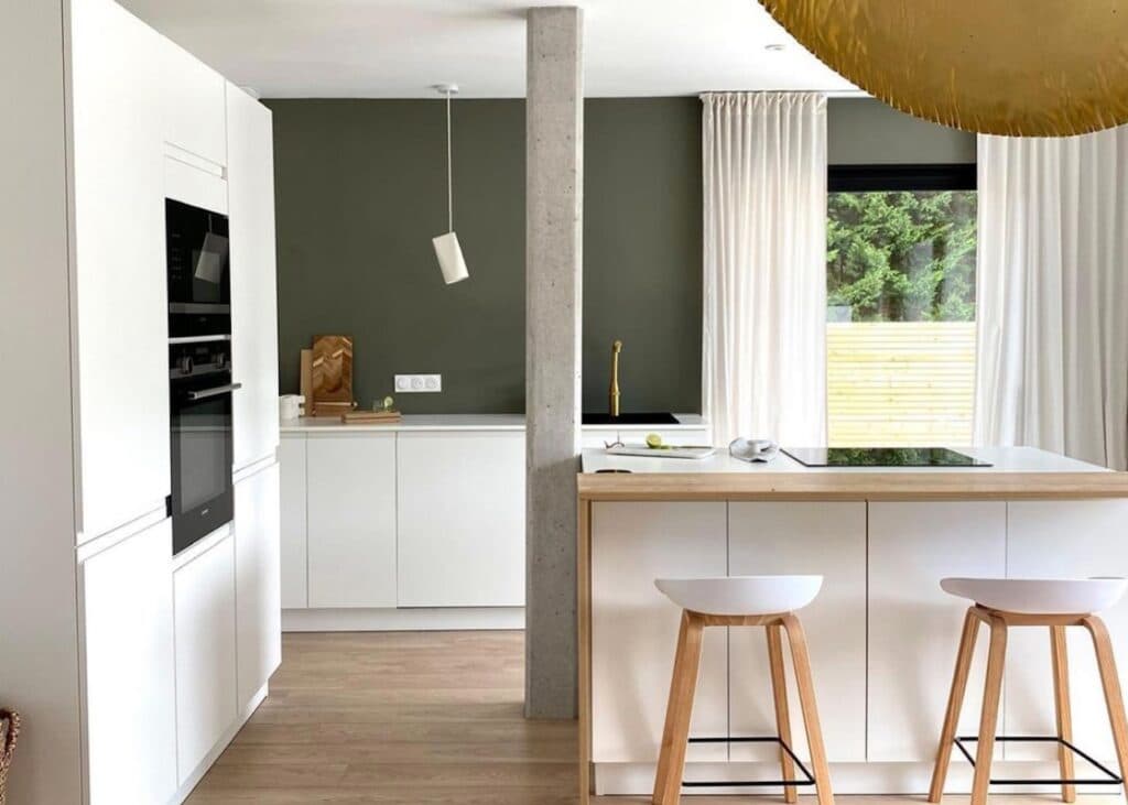 cuisine ouverte mur vert kaki chaise haute bois blanc