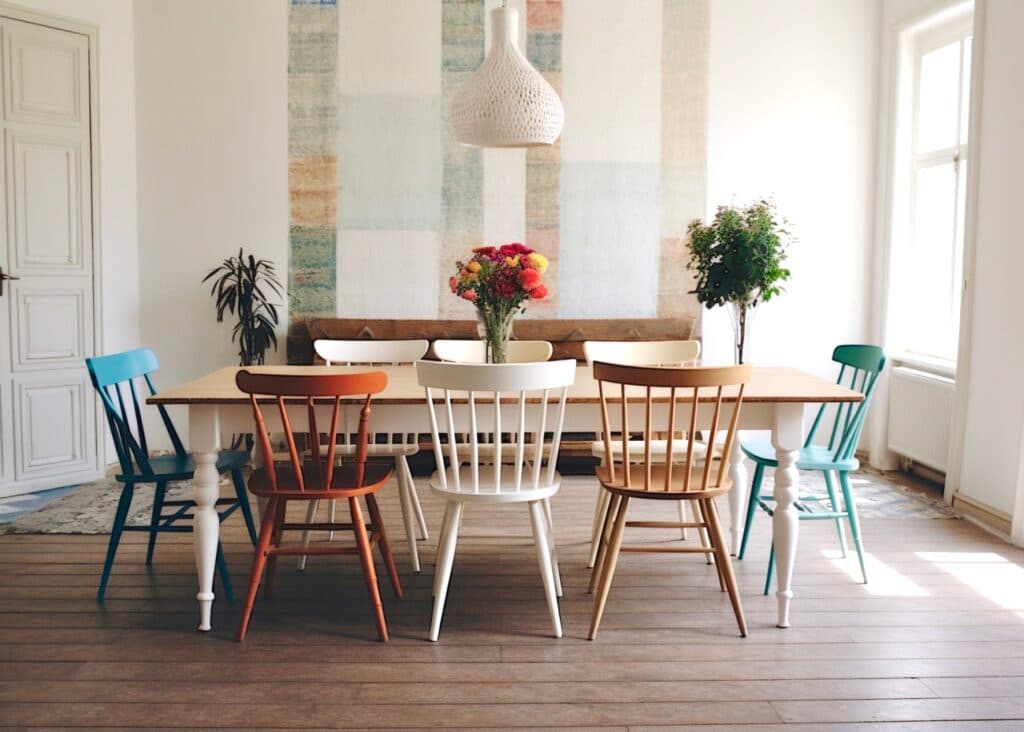 comment assortir des chaises dépareillées blog déco clem