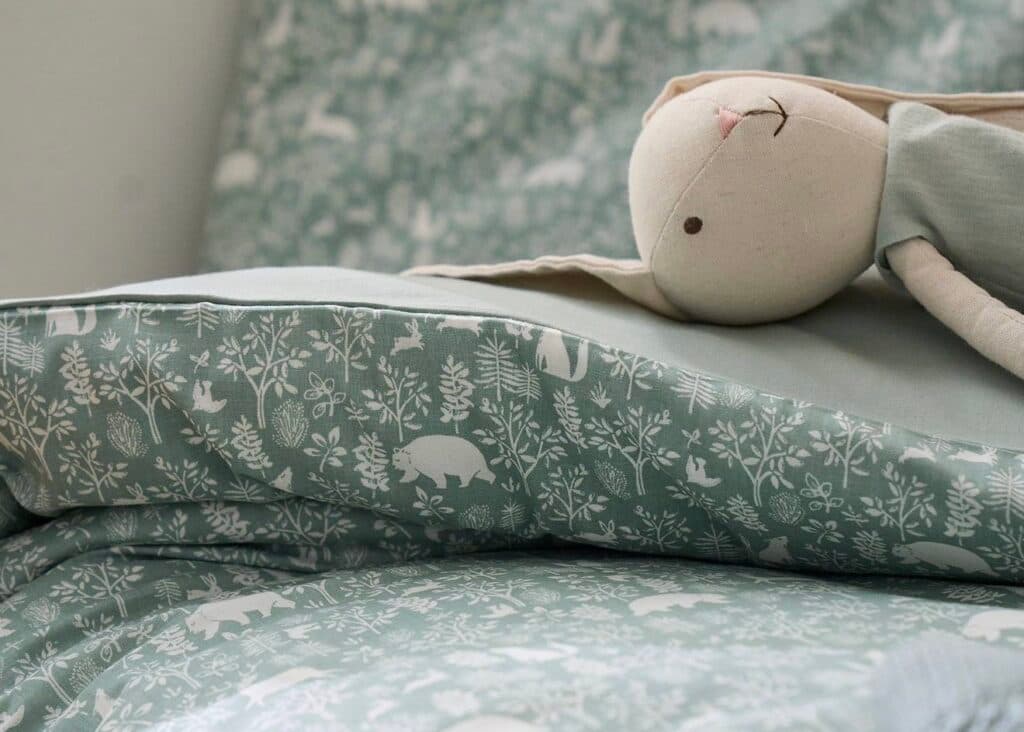 déco chambre enfant vert sauge - blog décoration - clem atc