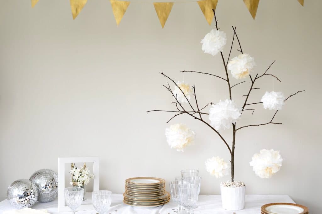 diy arbre à pompons blancs facile - blog déco