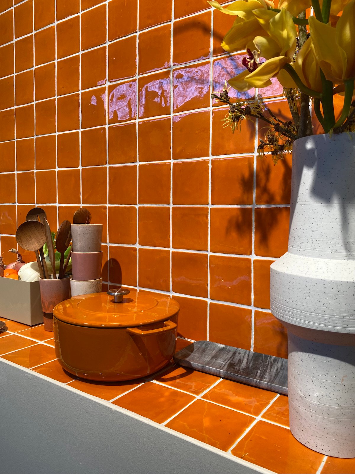 cuisine orange crédence plan de travail zellige - blog déco clem around the corner