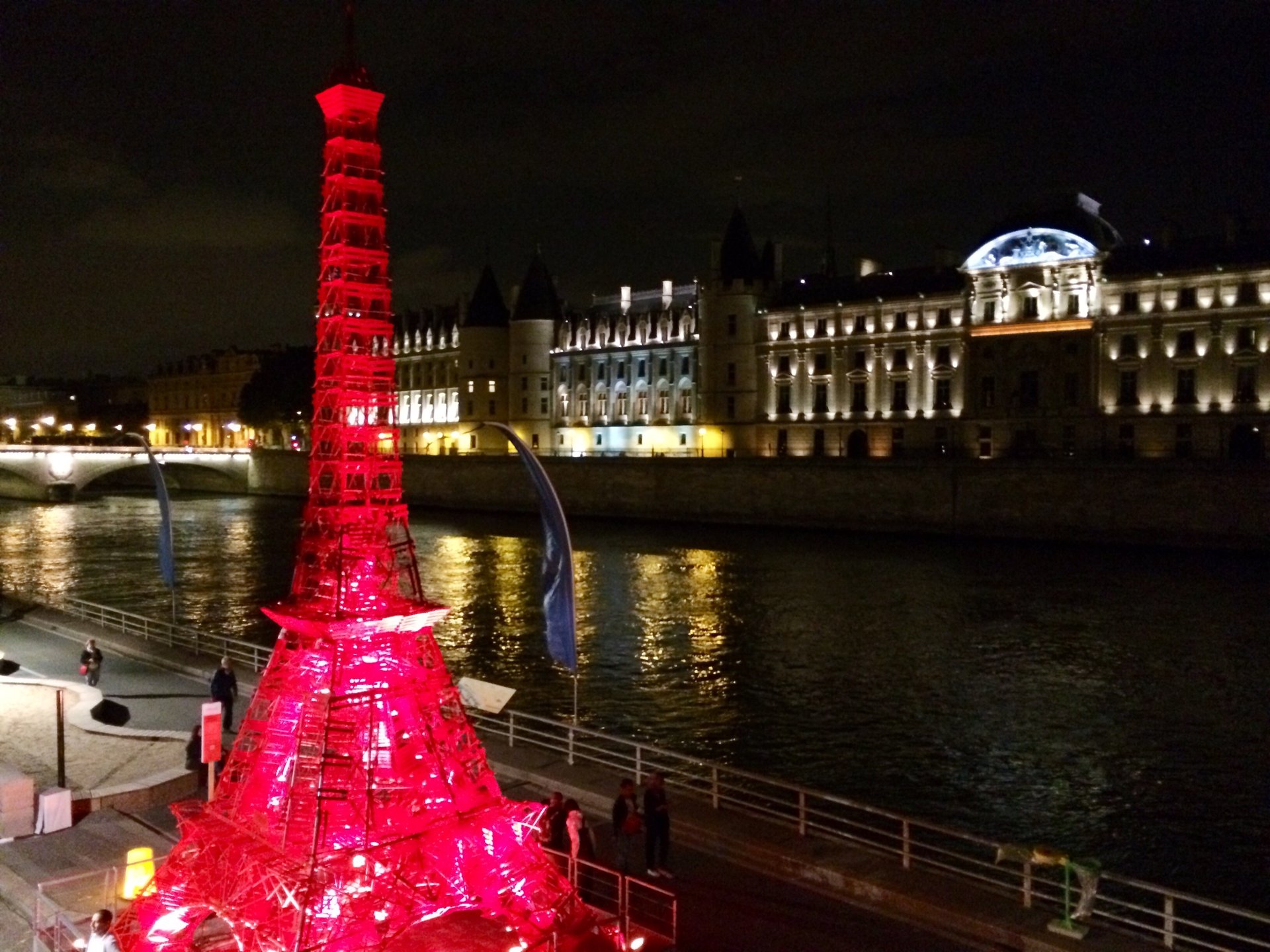 Joyeux anniversaire Tour Eiffel Fermob !
